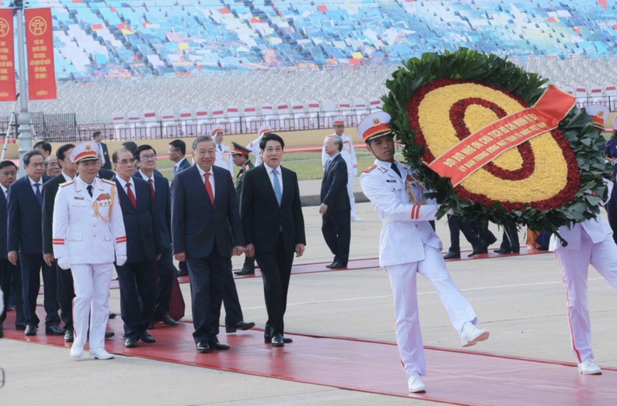 Party, State leaders pay tribute to President Ho Chi Minh